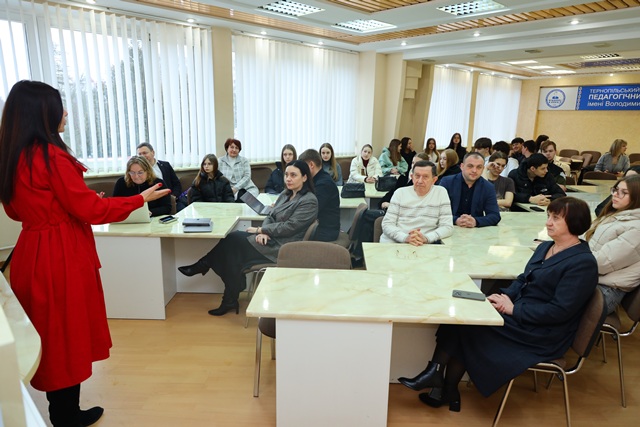 В.о.завідувача кфедри філософії та суспільних наук доцент Наталія Морська представляє викладачів кафедри